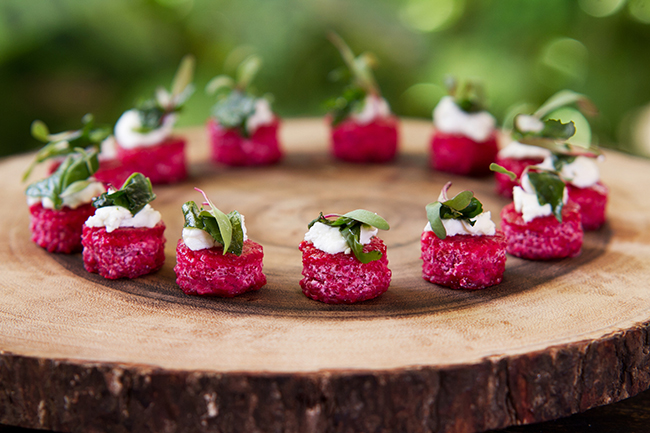 blinis-de-beterraba-com-espinafre-e-burrata-morena-leite