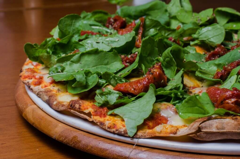 Foto de pizza com rúcula e tomate seco da Vignoli, em Fortaleza