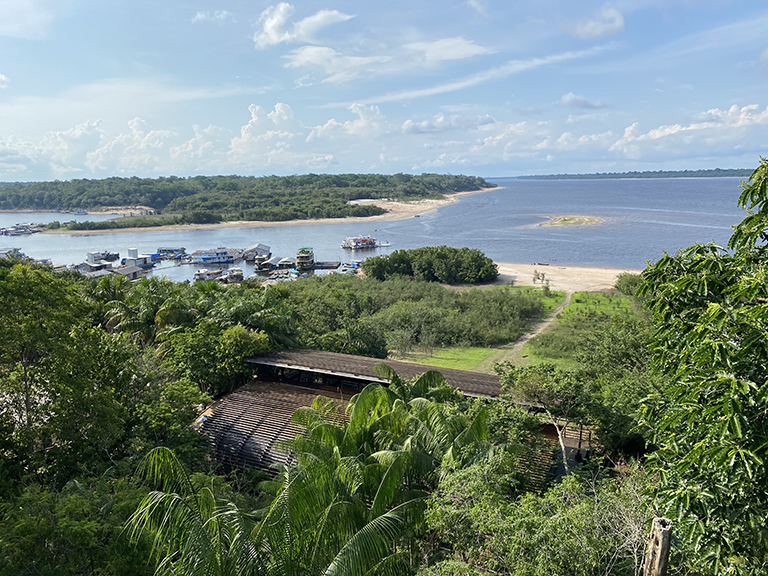 Vista do alto do Mirante do Gavião com o Rio Negro ao fundo (Foto: Daniela Filomeno)