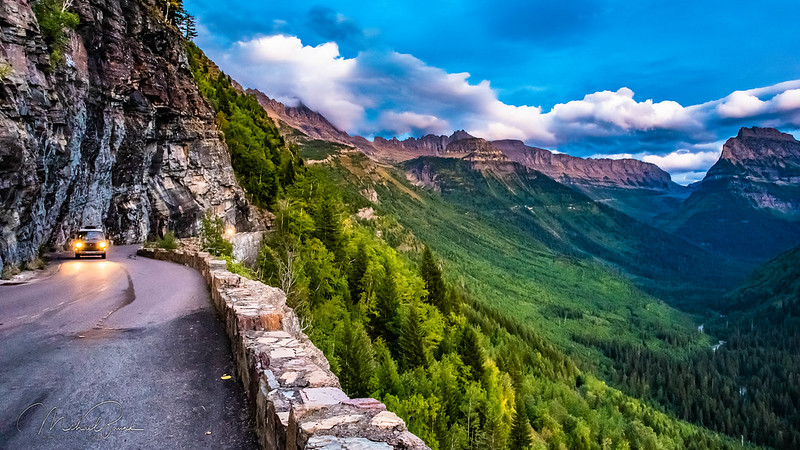 Foto ao anoitecer subindo a Going-to-the-Sun Road no Glacier National Park