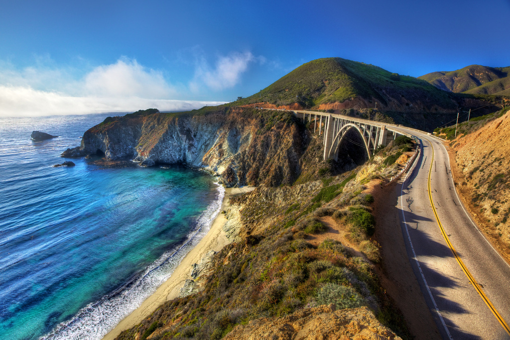 Vista de cima da estrada em Big Sur, com detalhe para a ponte Bixby