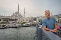 Em Istambul, Anthony Bourdain prova da culinária e se aventura pela cidade