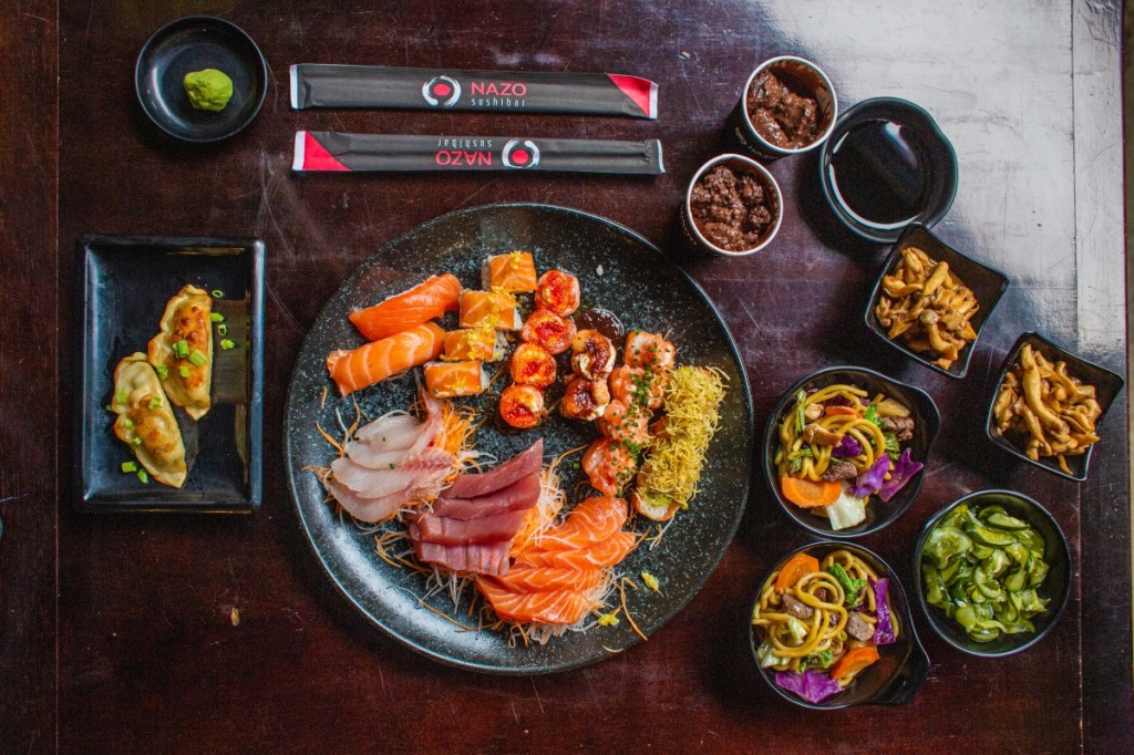 Foto do festival em casa do Nazo, em Brasília, com combinados de comida japonesa