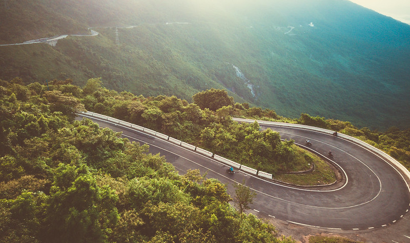 Foto de uma curva no Ha Van Pass, Vietnã