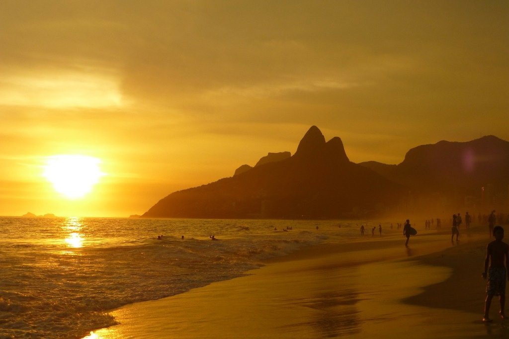 Foto de Ipanema no por do sol, com morro dos Dois Irmãos atrás