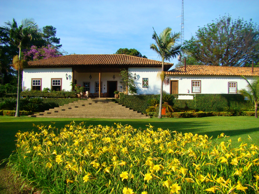 Casarão do Capoava Hotel com destaque para os jardins