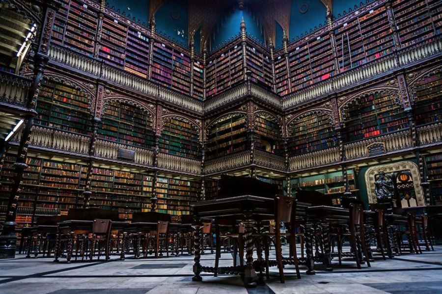 Foto do interior do Real Gabinete Português de leitura