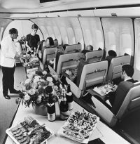 Caviar, pratos de porcelana, drinks: como era viajar de avião no passado