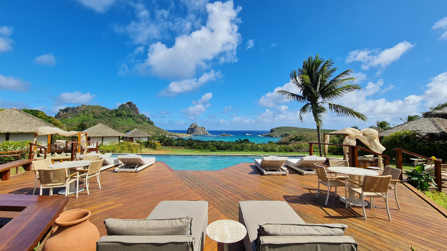 Piscina do Nannai Noronha com destaque para o mar azul ao fundo