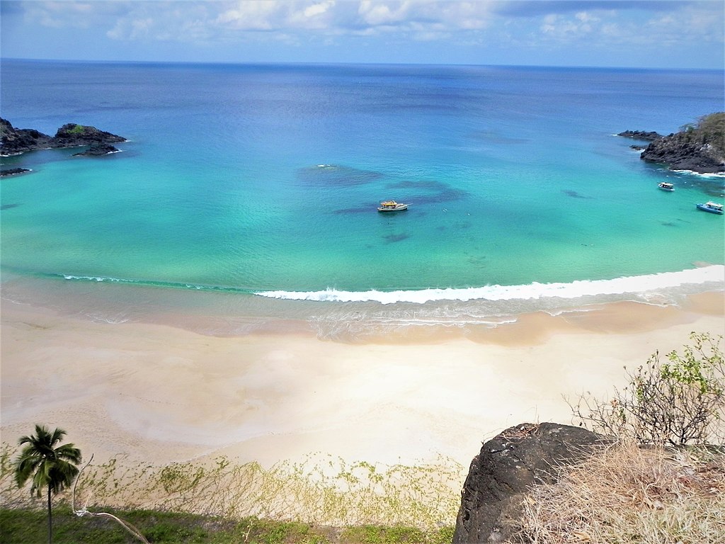 Vista da Praia do Sancho em Fernando de Noronha