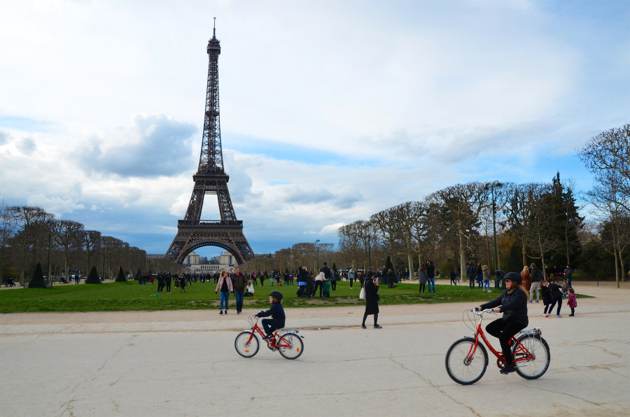 Família anda de bike em Paris
