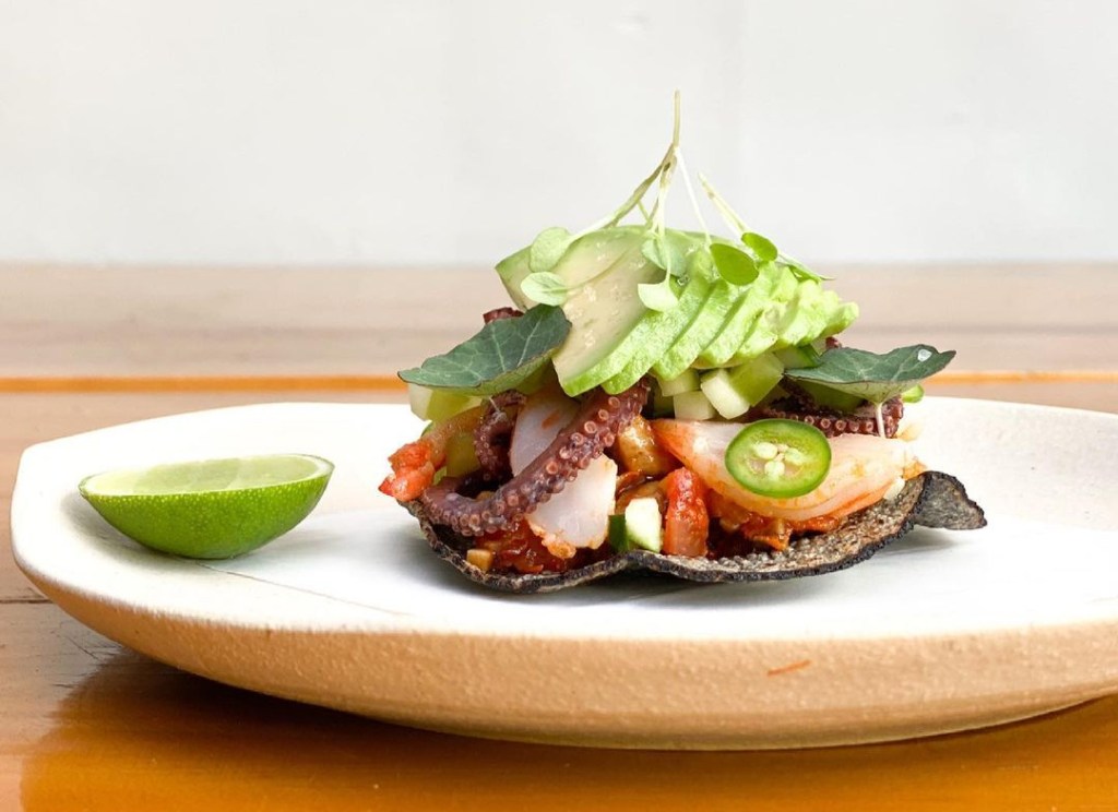 Tostada de marisco, camarão, polvo e mexilhão do Metzi