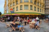 Sob nova direção, bar centenário no centro do Rio volta a agitar a Cinelândia